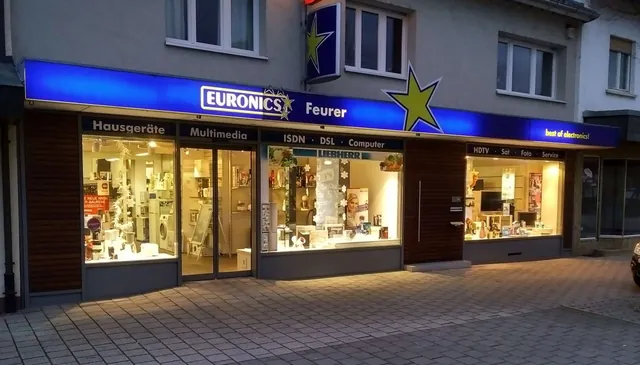Schaufenster unseres Fachgeschäfts in Rheinau mit Hausgeräten und Multimedia
