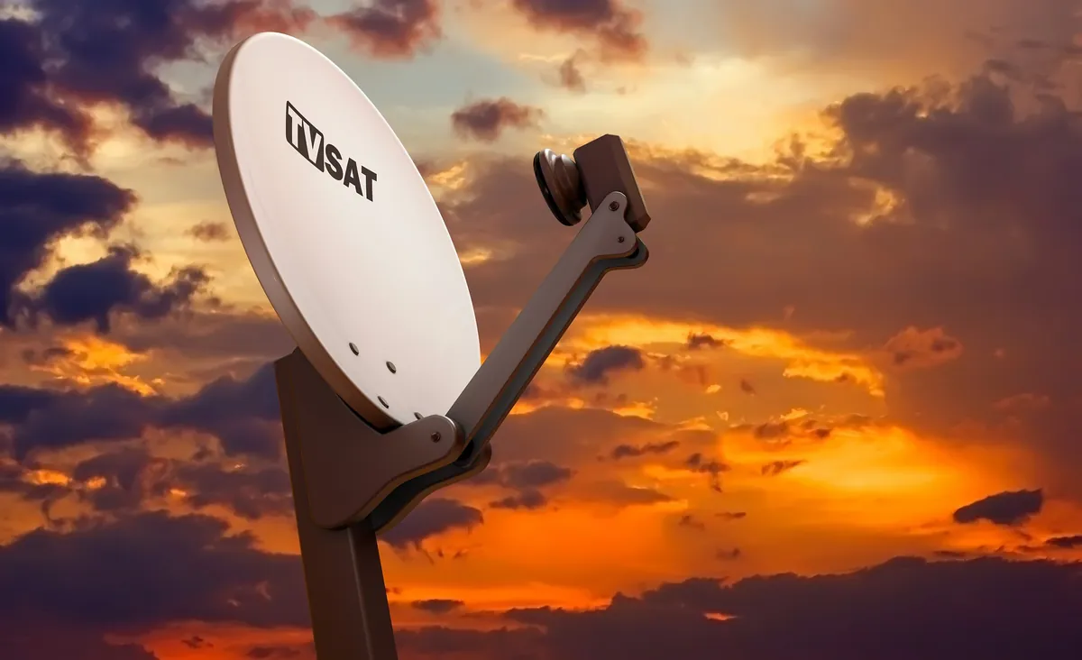 Satellitenschüssel vor einem Abendhimmel